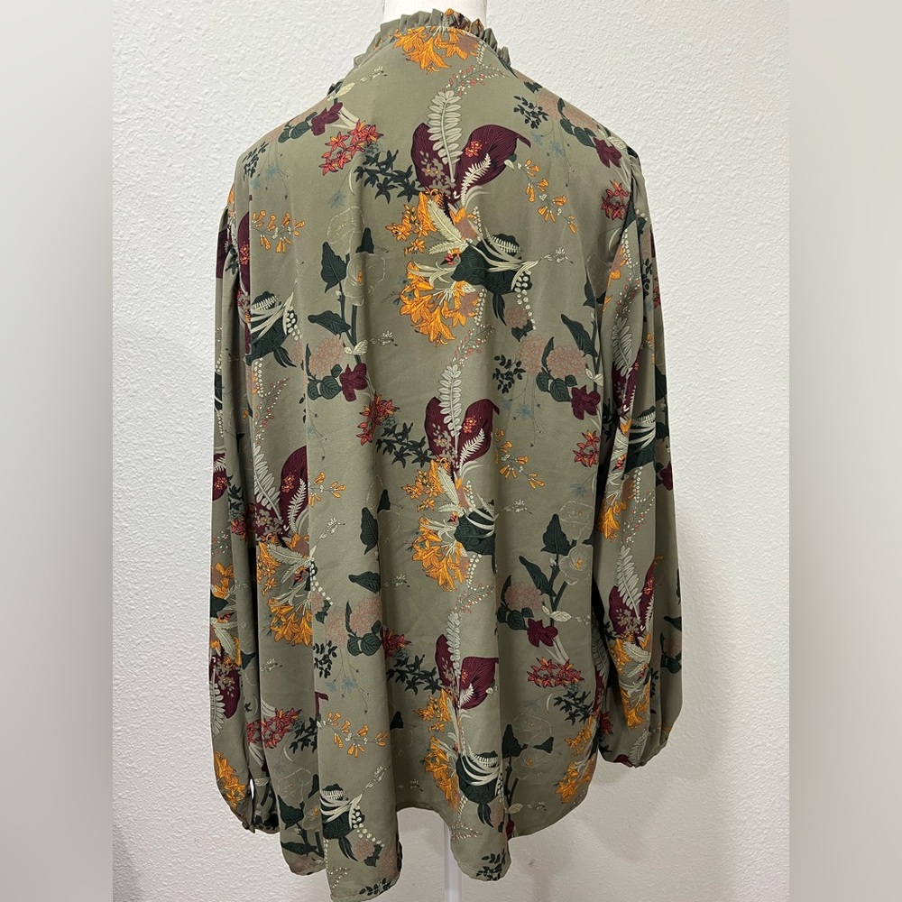 WELL WORN Floral Ruffle Neck Button Front Blouse EUC - Picture 5 of 9